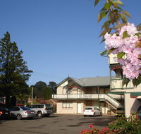 Three Explorers Motel - Pubs and Clubs