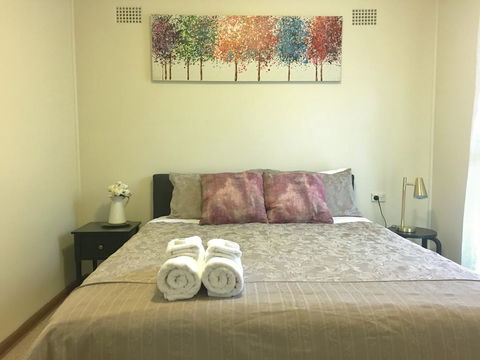 Three Sisters Garden Cottage - Pubs and Clubs 2
