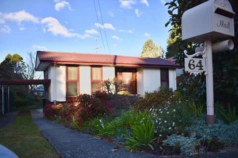Three Sisters Garden Cottage - Pubs and Clubs 0