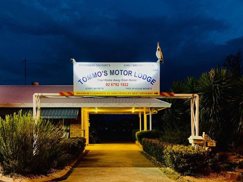 Tommo's Motor Lodge - Go Out 1
