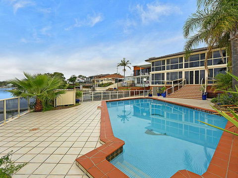 Toukley Waterfront House - Pubs and Clubs 2