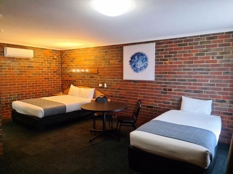 Town House Motor Inn - Pubs and Clubs 1