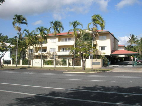 Tradewinds McLeod Holiday Apartments - Pubs and Clubs 0