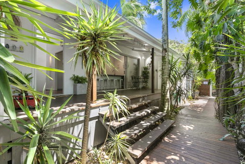 Tranquil & Tropical, Sunshine Beach - Go Out 2