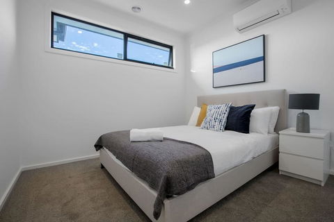 Trendy Sweet Home 4Beds@Blackburn South - Pubs and Clubs 3