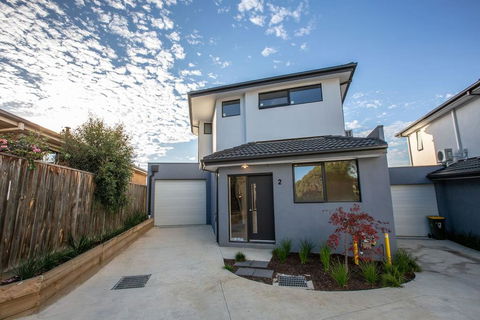 Trendy Sweet Home 4Beds@Blackburn South - Pubs and Clubs 0
