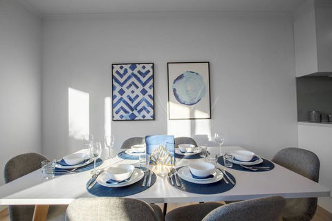 Trendy Sweet Home 4Beds@Blackburn South - Pubs and Clubs 1