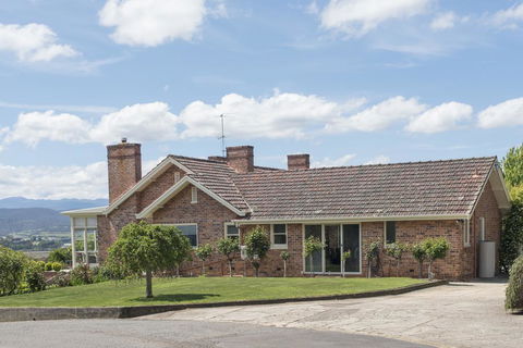 Trevallyn House B & B - Pubs and Clubs 1