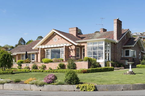 Trevallyn House B & B - Pubs and Clubs 0