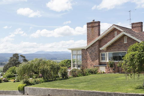 Trevallyn House B & B - Pubs and Clubs 3