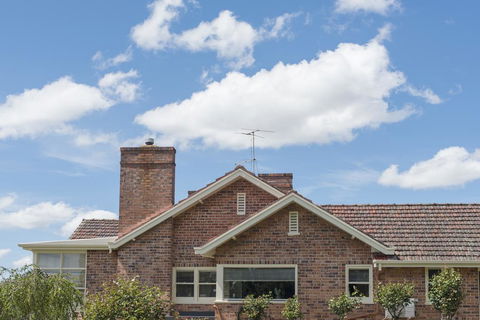 Trevallyn House B & B - Pubs and Clubs 2