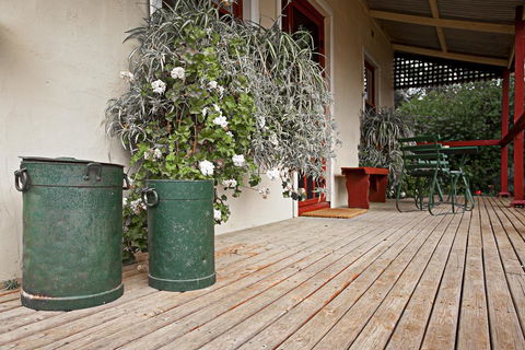 Trinity Cottage - Pubs and Clubs 2
