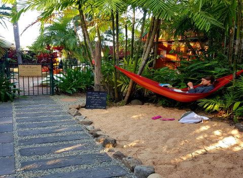 Tropic Days Boutique Hostel - Pubs and Clubs 1