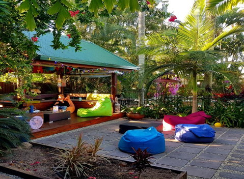 Tropic Days Boutique Hostel - Pubs and Clubs 2