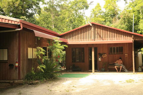 Tropical Bliss Bed And Breakfast - Pubs and Clubs 0
