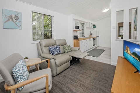 Tropical On McKenzie MK1 - Pubs and Clubs 0