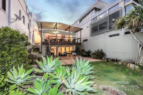 True Beachfront Beach House - Pubs and Clubs 1