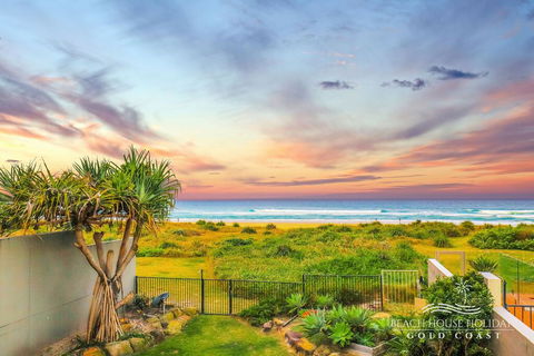 True Beachfront Beach House - Pubs and Clubs 0