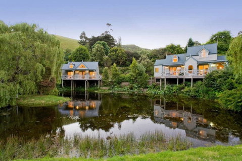 TWISTED WILLOW - Spa, Fireplace, Couples Retreat - Pubs and Clubs 0