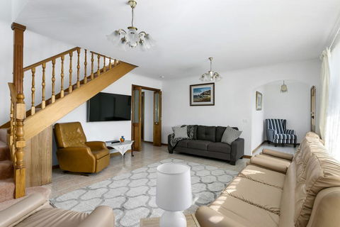 Tyrone Beach House - Pubs and Clubs 3