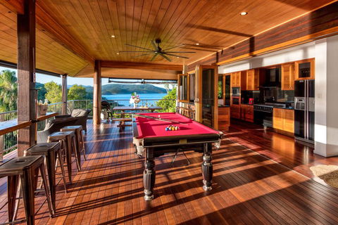 Uisce Luxury Holiday House With Jacuzzi Pool Table Cinema Premium Foxtel And Two Buggies - Pubs and Clubs 3