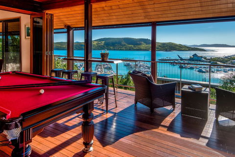 Uisce Luxury Holiday House With Jacuzzi Pool Table Cinema Premium Foxtel And Two Buggies - Pubs and Clubs 0