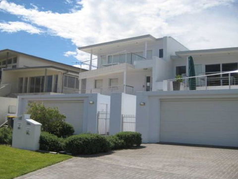Ultimate Beach House' 19a Graham Street - Views , Peace & Quiet - Go Out 2
