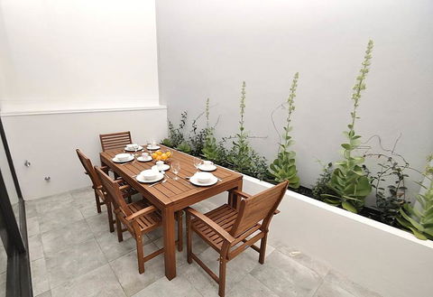 Ultimo Self-Contained One-Bedroom Apartments - Pubs and Clubs 3