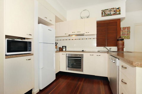 Unit 1 On The Park, Frank Street Coolum Beach: WIFI, 400 Bond, LINEN INCLUDED - Pubs and Clubs 3