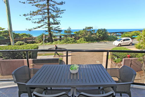 Unit 1 Phoenix Apartments, Coolum Beach - Pubs and Clubs 0