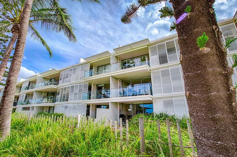 Unit 106 Plantation Resort - Rainbow Beach, Walk To Beach, Views, Aircon, Pool, Plantation Resort - Pubs and Clubs 2