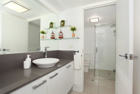 Unit 2 Point Break Apartments, 1-3 Point Arkwright, Linen Incl - Pubs and Clubs 3