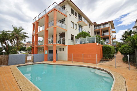 Unit 2, Cooltoro Court, 7 Frank Street Coolum Beach, 400 BOND, LINEN INCLUDED - Pubs and Clubs 1