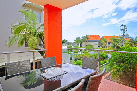 Unit 2, Cooltoro Court, 7 Frank Street Coolum Beach, 400 BOND, LINEN INCLUDED - Pubs and Clubs 2