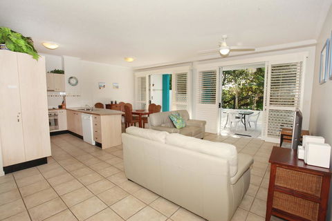 Unit 2, On The Park, 22 Frank Street Coolum Beach, 400 BOND, LINEN INCLUDED - Pubs and Clubs 2