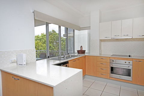 Unit 2, Sea Breeze Villas- 39 First Avenue Coolum - WIFI, 400 Bond - Pubs and Clubs 2