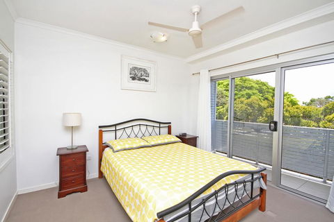 Unit 2, Sea Breeze Villas- 39 First Avenue Coolum - WIFI, 400 Bond - Pubs and Clubs 3