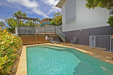 Unit 2, Sea Breeze Villas- 39 First Avenue Coolum - WIFI, 400 Bond - Pubs and Clubs 1