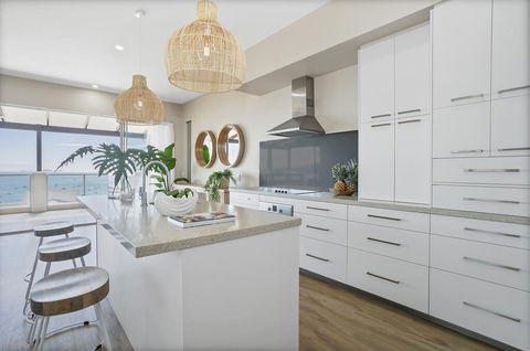 UNIT 35 Whitsundays - Pubs and Clubs 1