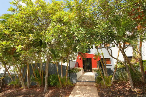 Unit 4, Beaumont Sur Mer, 13 - 15 Pacific Terrace Coolum Beach, 400 BOND, LINEN SUPPLIED - Pubs and Clubs 3