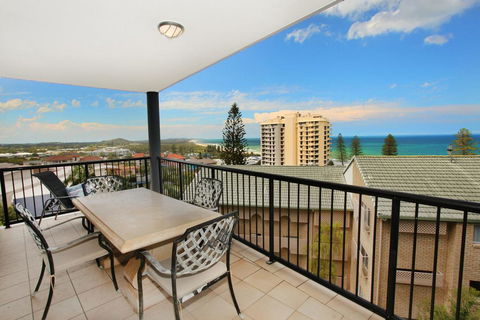 Unit 4, Beaumont Sur Mer, 13 - 15 Pacific Terrace Coolum Beach, 400 BOND, LINEN SUPPLIED - Pubs and Clubs 0