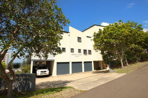 Unit 4, Beaumont Sur Mer, 13 - 15 Pacific Terrace Coolum Beach, 400 BOND, LINEN SUPPLIED - Pubs and Clubs 1