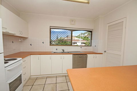 Unit 4, Cooltoro Court, 7 Frank Street Coolum Beach, 400 BOND, LINEN INCLUDED - Pubs and Clubs 3
