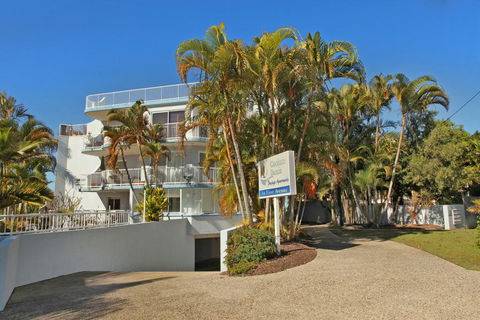 Unit 4, Coolum Sands Apartments, 34 First Avenue Coolum Beach, 400 BOND, LINEN SUPPLIED - Pubs and Clubs 2