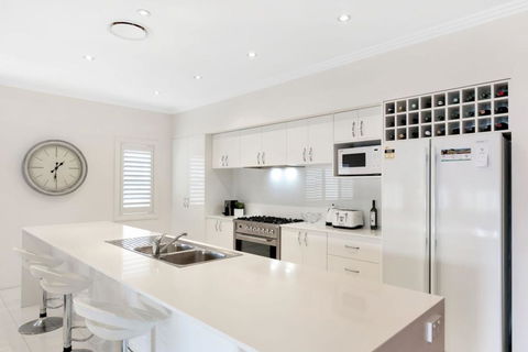 Unwined - Pubs and Clubs 3