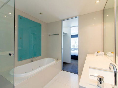 Upmarket Resort At Beach Surfers Paradise URGC - Pubs and Clubs 1