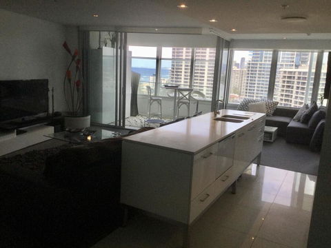 Upmarket Resort At Beach Surfers Paradise URGC - Pubs and Clubs 3