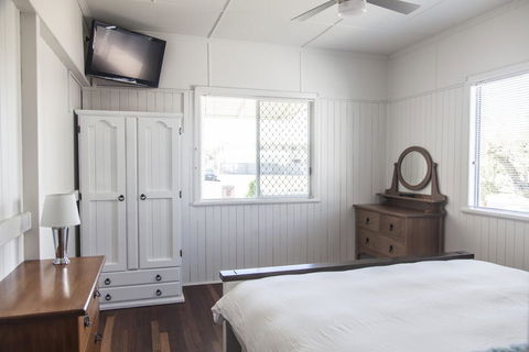 Urangan Harbour Cottage - Pubs and Clubs 2