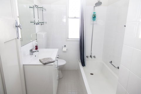 Urangan Harbour Cottage - Pubs and Clubs 3