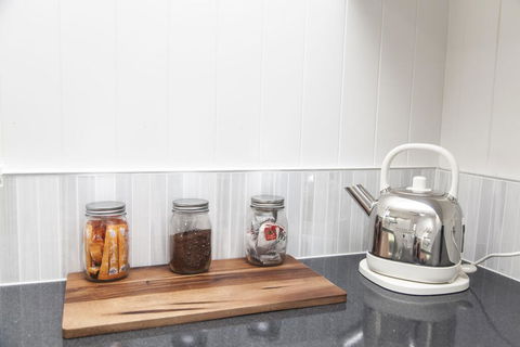 Urangan Harbour Cottage - Pubs and Clubs 1